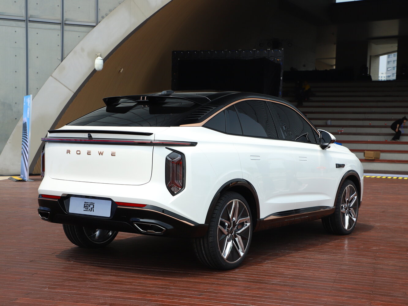 Roewe Whale, , 2022–2023, Внедорожник 5 дв.: Вид сзади в три четверти