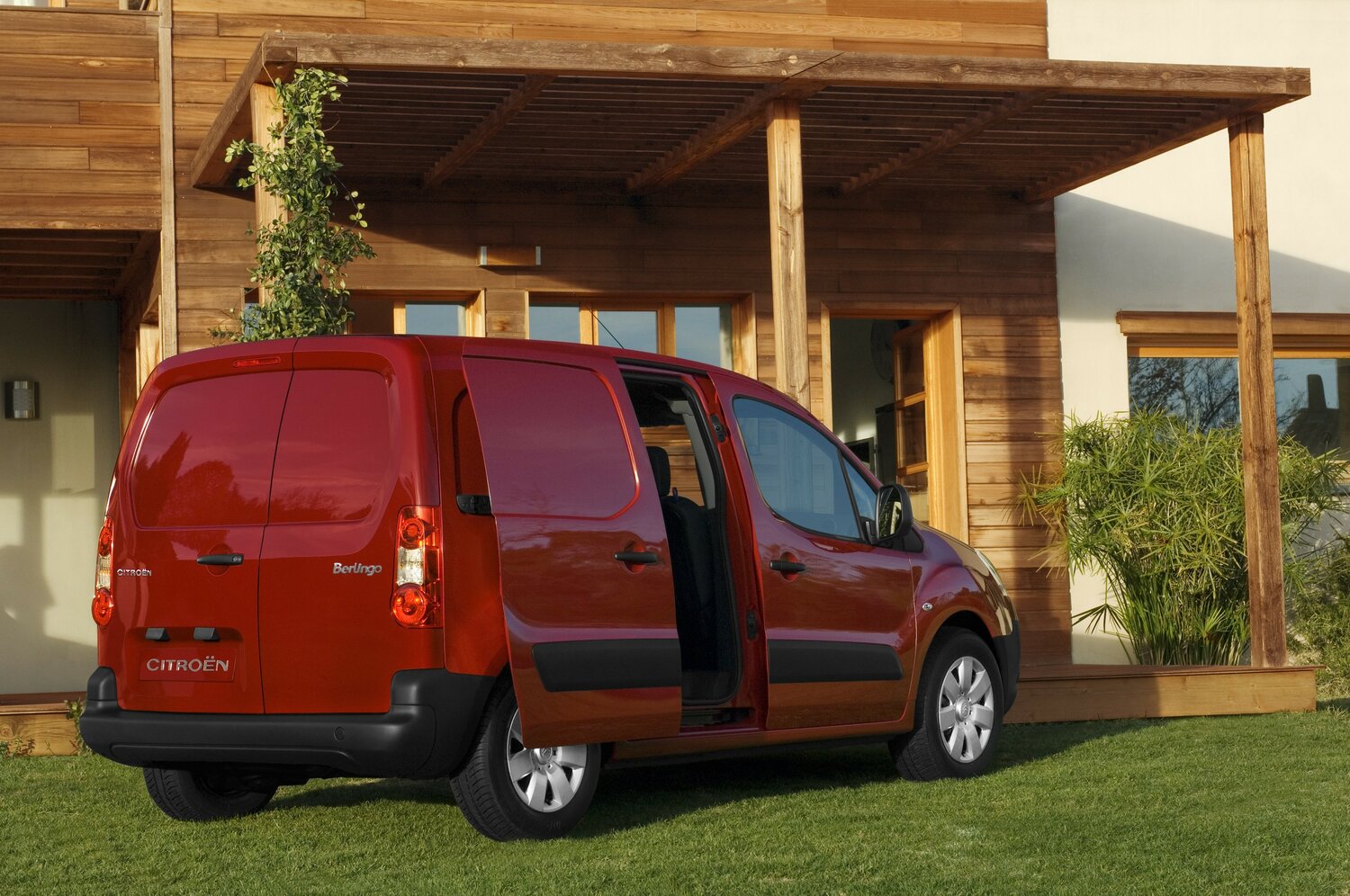 Citroen Berlingo, II, 2008–2012, Фургон: Вид сзади в три четверти