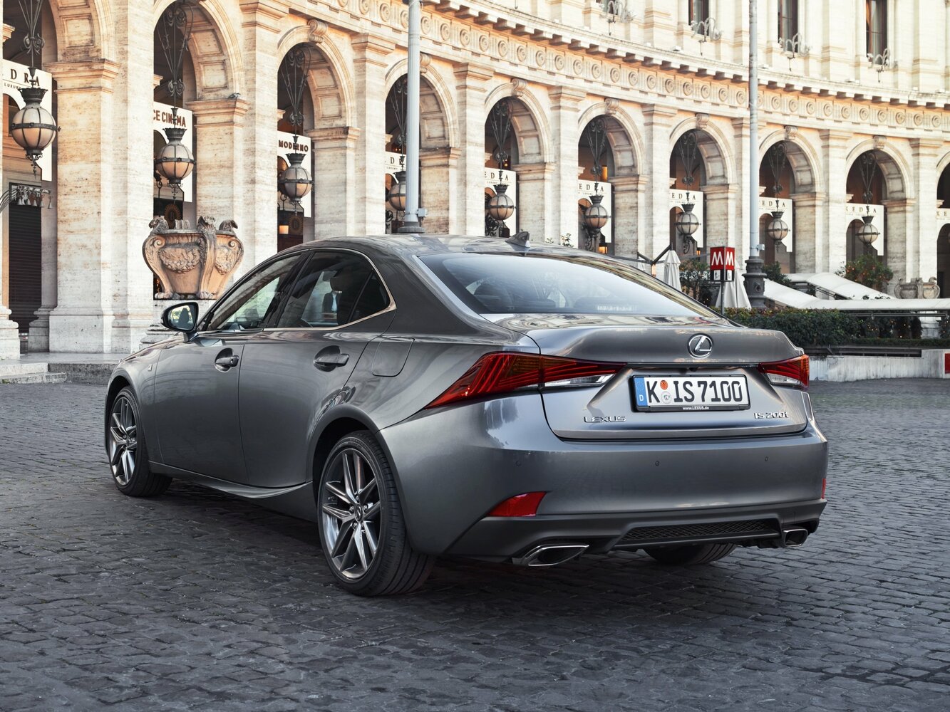Lexus IS, III Рестайлинг, 2016–2020, Седан: Вид сзади в три четверти