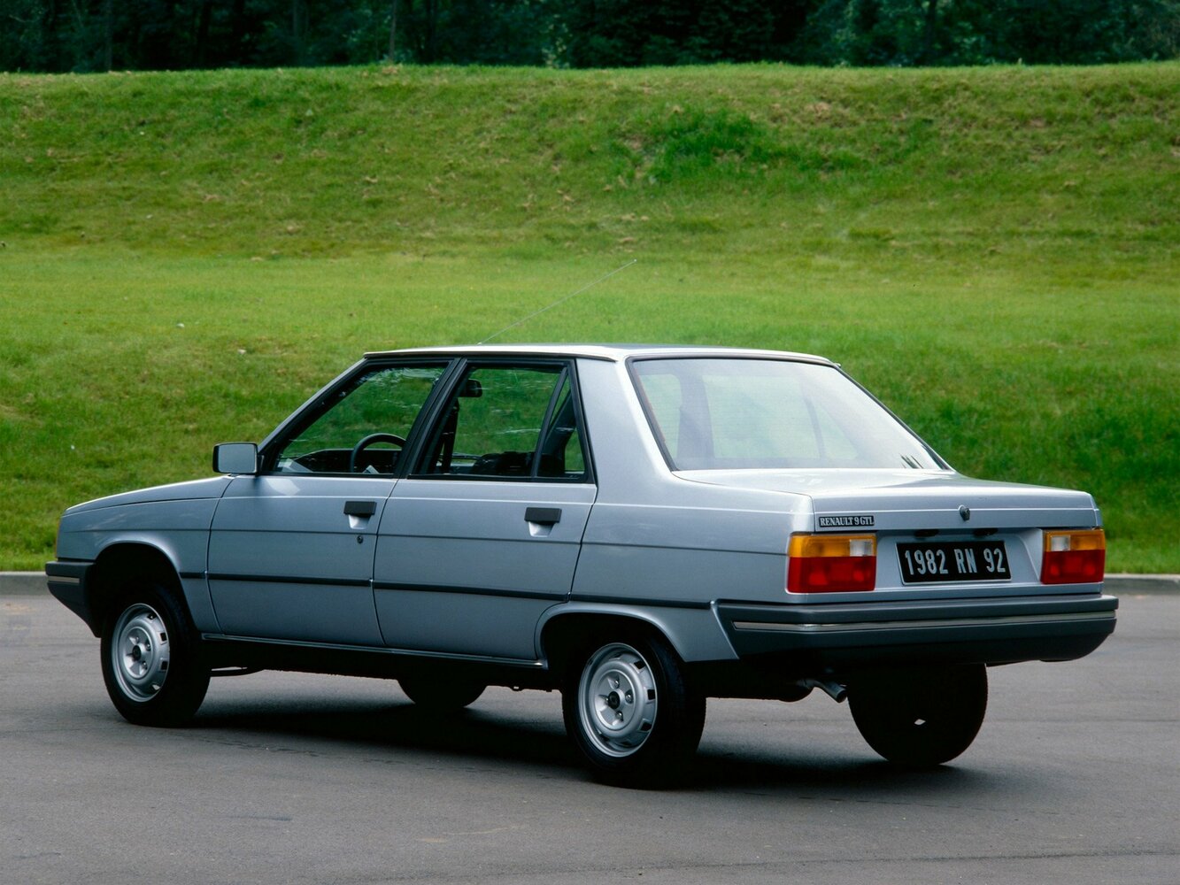 Renault 9, I, 1981–1986, Седан: Вид сзади в три четверти