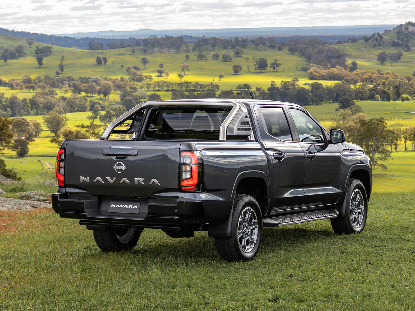 Nissan Navara (Frontier), V (D27), 2025–2026, Pickup Двойная кабина: Rear three-quarter view