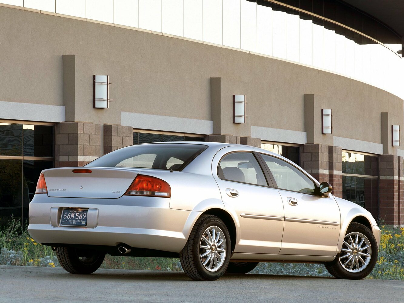Chrysler Sebring, II, 2000–2003, Sedan: Rear three-quarter view