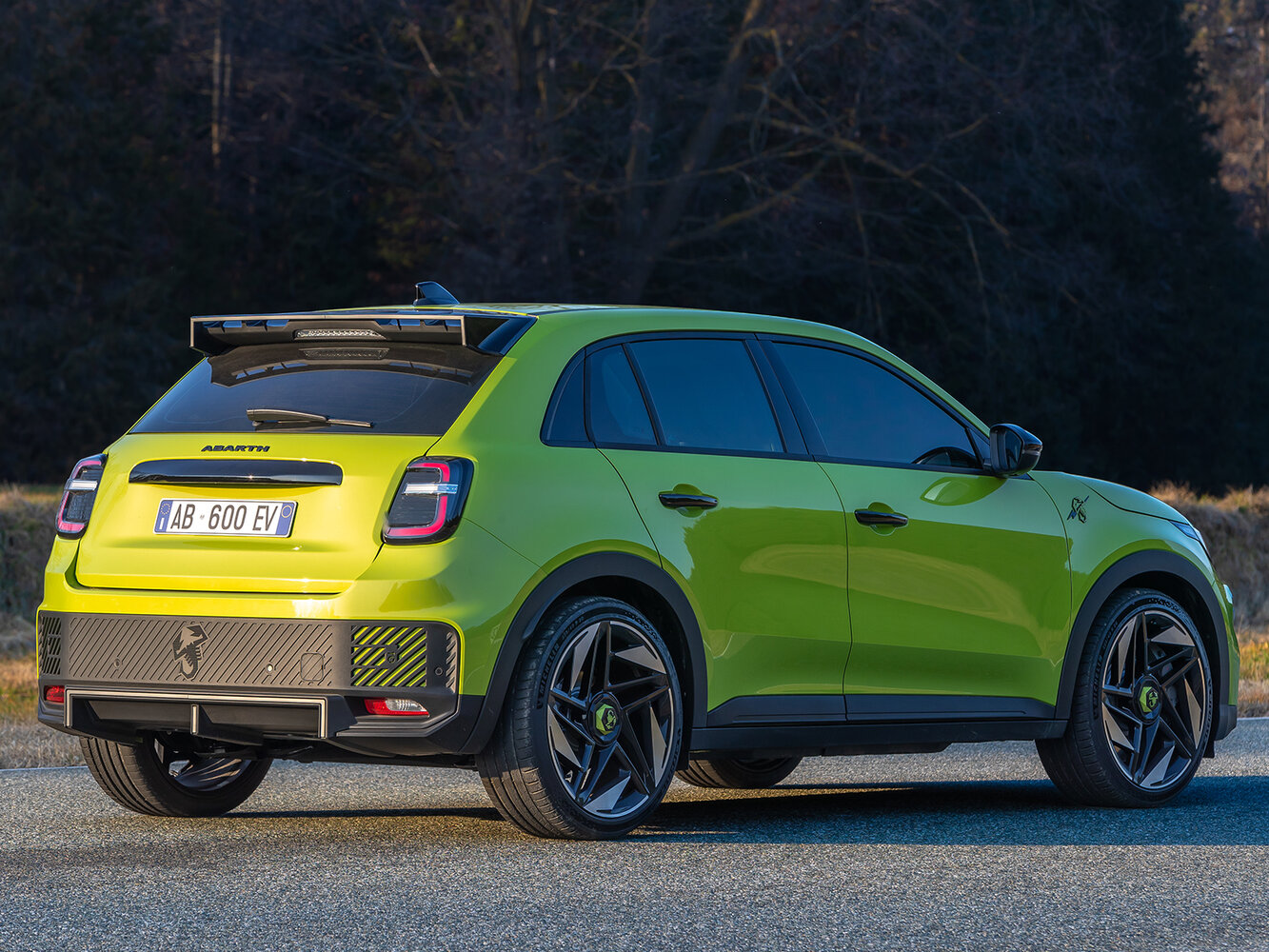 Abarth 600e, , 2024–2026, Внедорожник 5 дв.: Вид сзади в три четверти