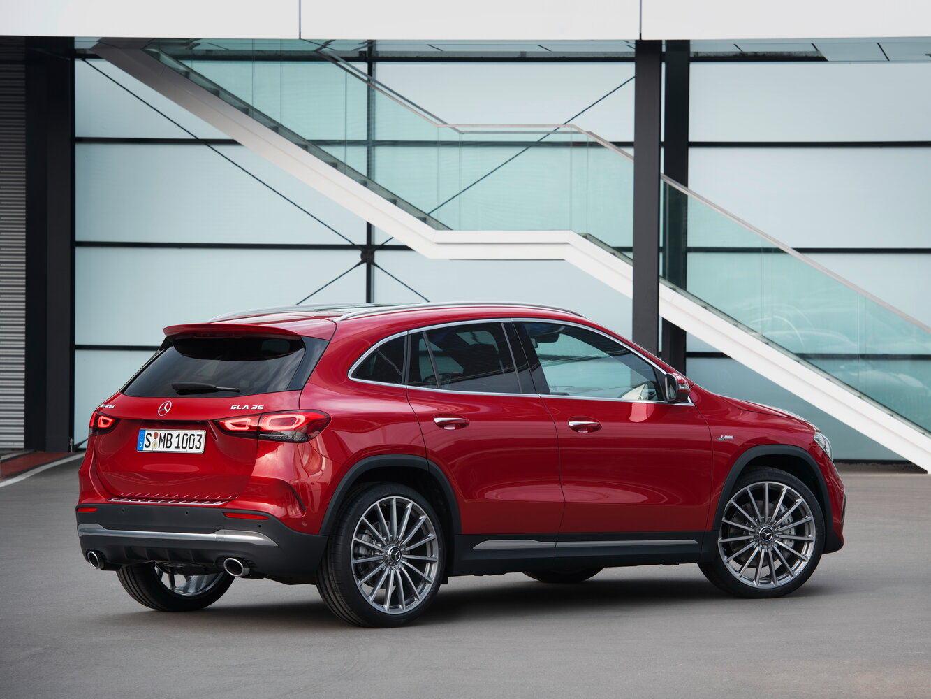 Mercedes-Benz GLA AMG, II (H247), 2020–2023, Внедорожник 5 дв.: Вид сзади в три четверти