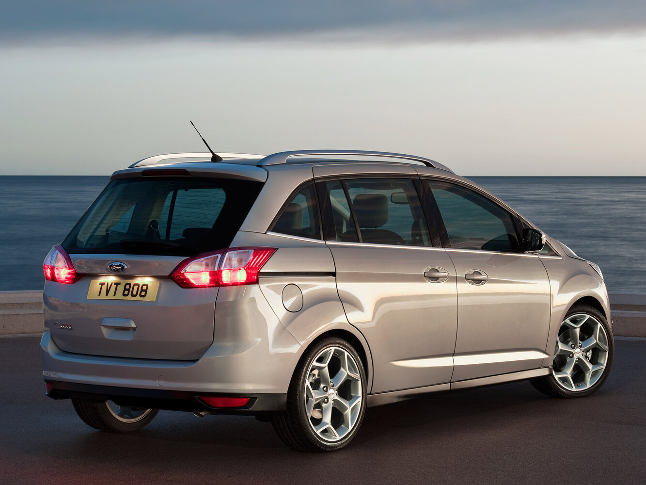 Ford C-MAX, II, 2010–2015, Компактвэн Grand: Вид сзади в три четверти