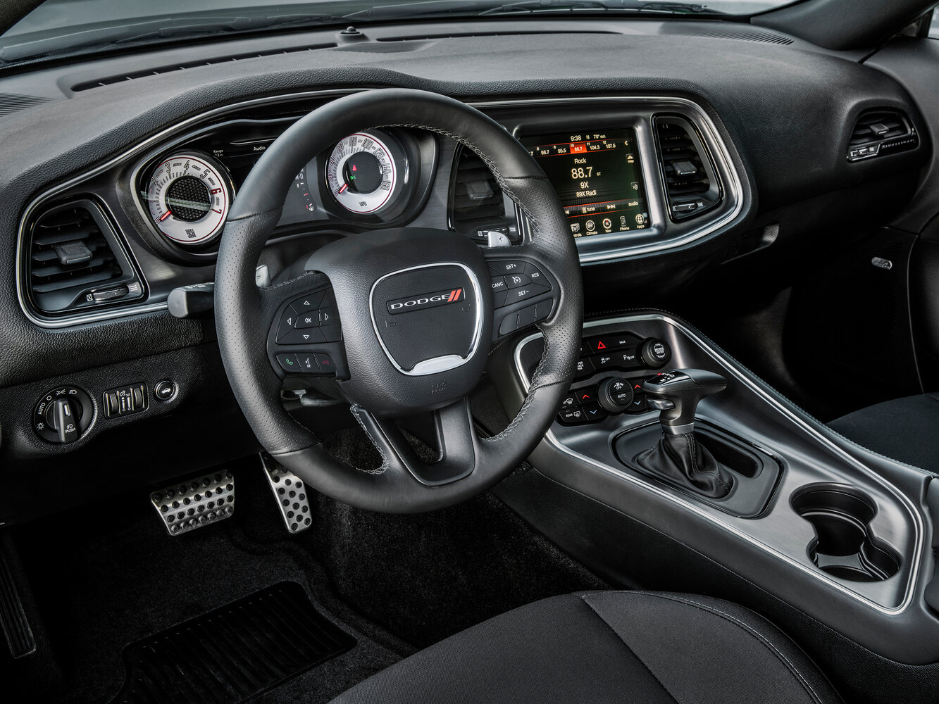 Dodge Challenger, III Рестайлинг 2, 2014–2023, Купе: Передняя часть салона
