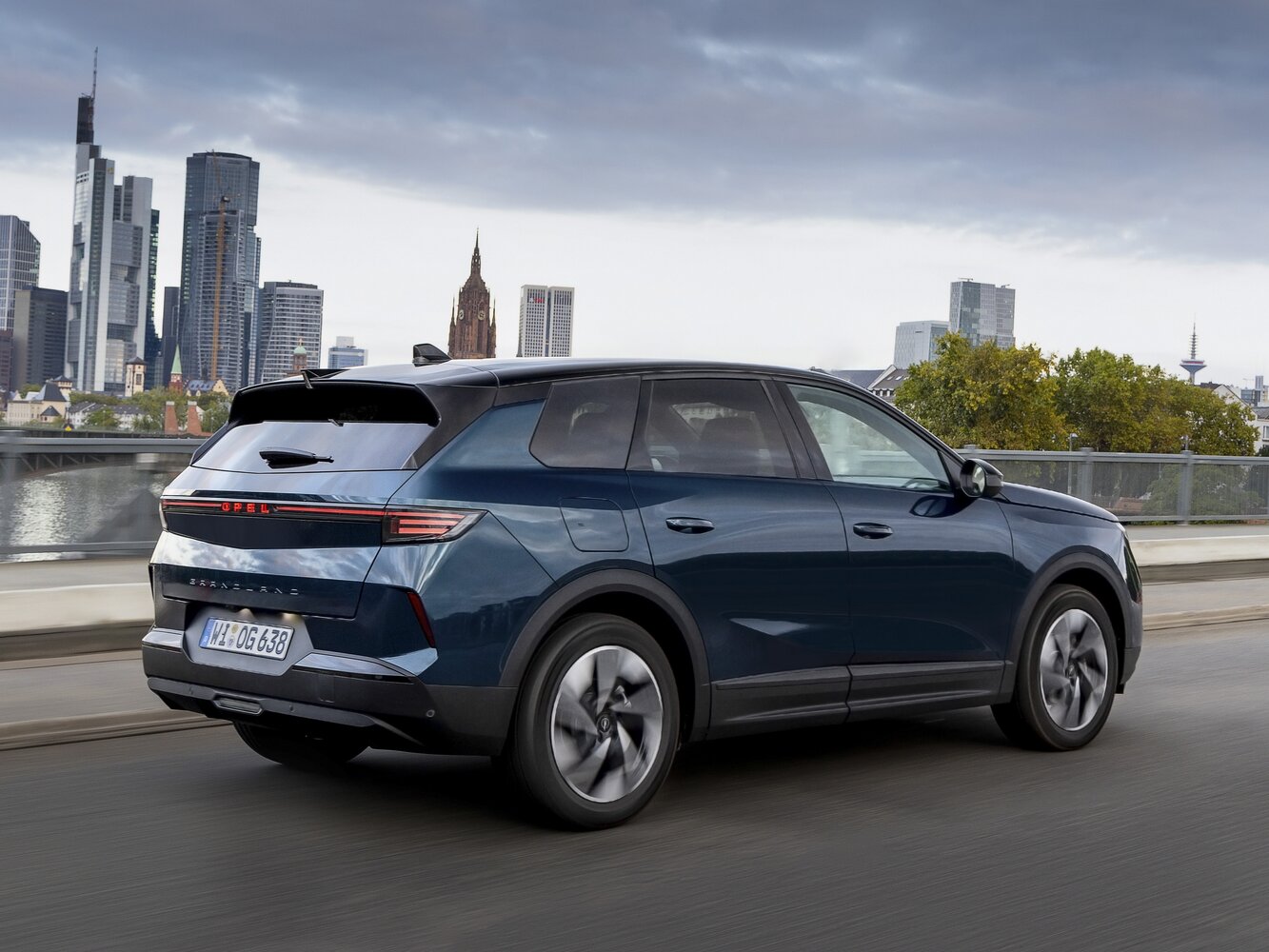 Opel Grandland, II, 2024–2026, SUV 5 door: Rear three-quarter view