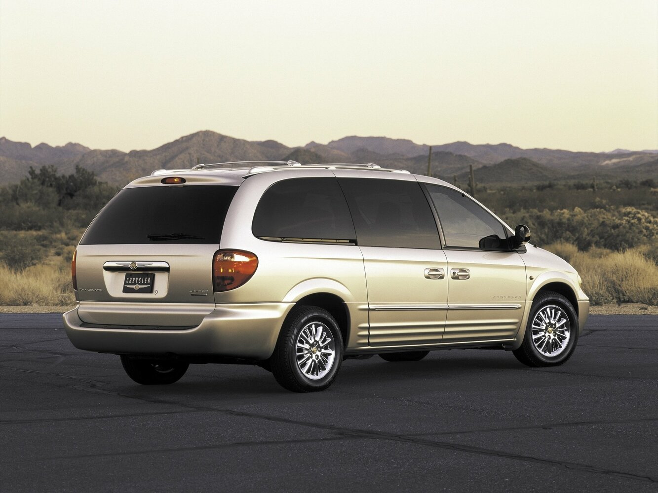 Chrysler Town & Country, IV, 2000–2005, Минивэн: Вид сзади в три четверти