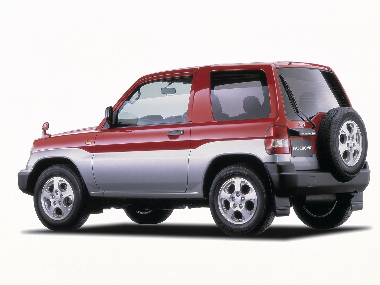 Mitsubishi Pajero iO, , 1998–2007, Внедорожник 3 дв.: Вид сзади в три четверти