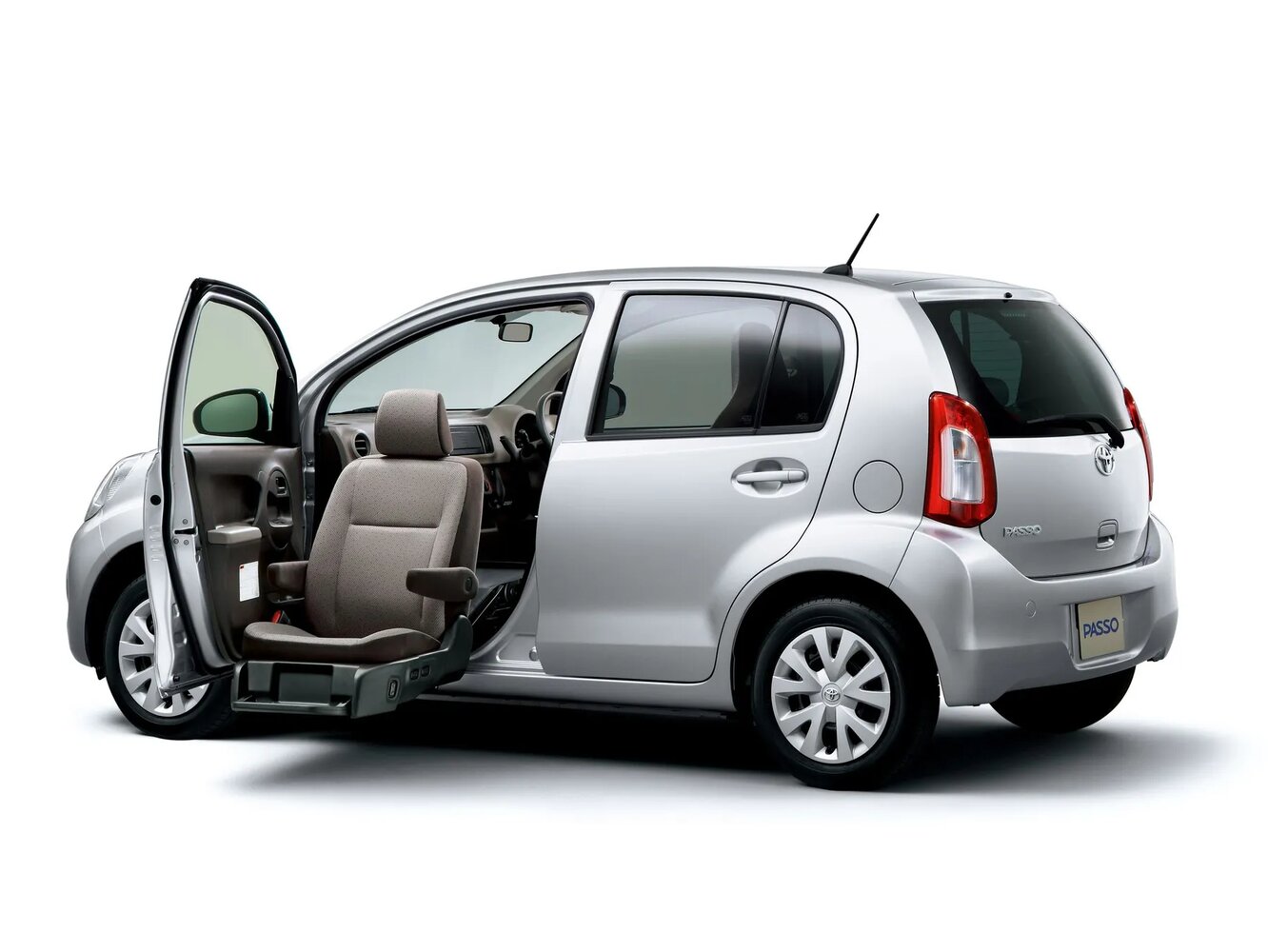 Toyota Passo, II (C30), 2010–2016, Hatchback 5 door: Rear three-quarter view