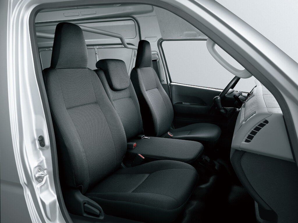 Toyota HiAce, H200, 2004–2010, Фургон: Передняя часть салона