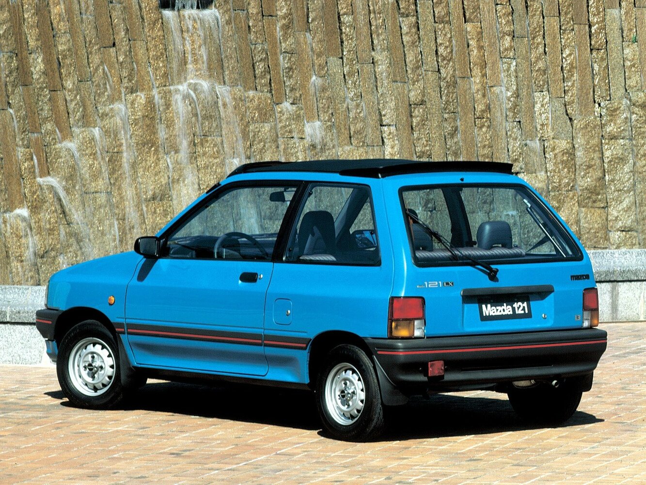 Mazda 121, I, 1987–1991, Hatchback 3 door: Rear three-quarter view