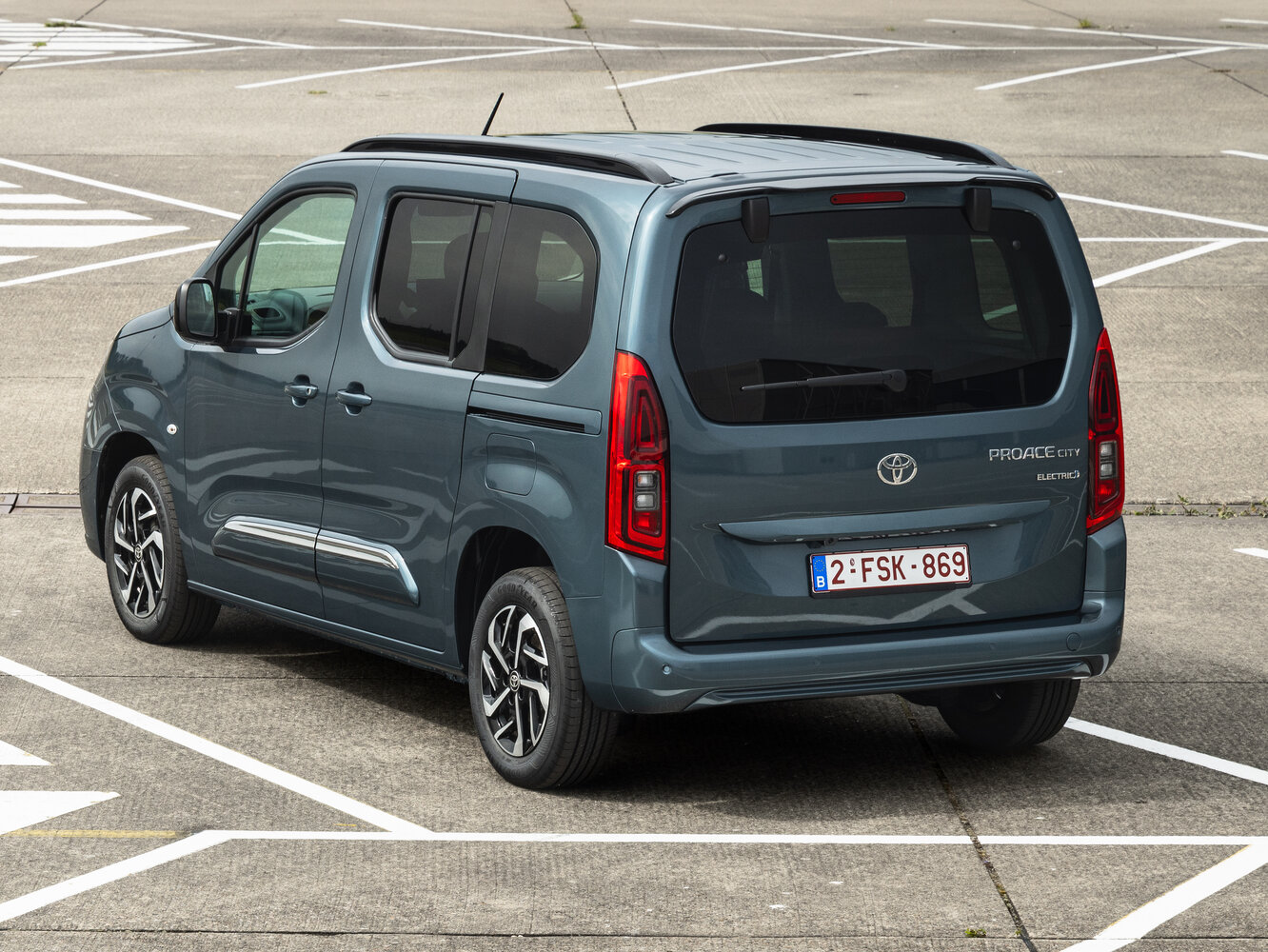 Toyota ProAce City, I facelift, 2024–2026, Compact MPV Verso L1: Rear three-quarter view