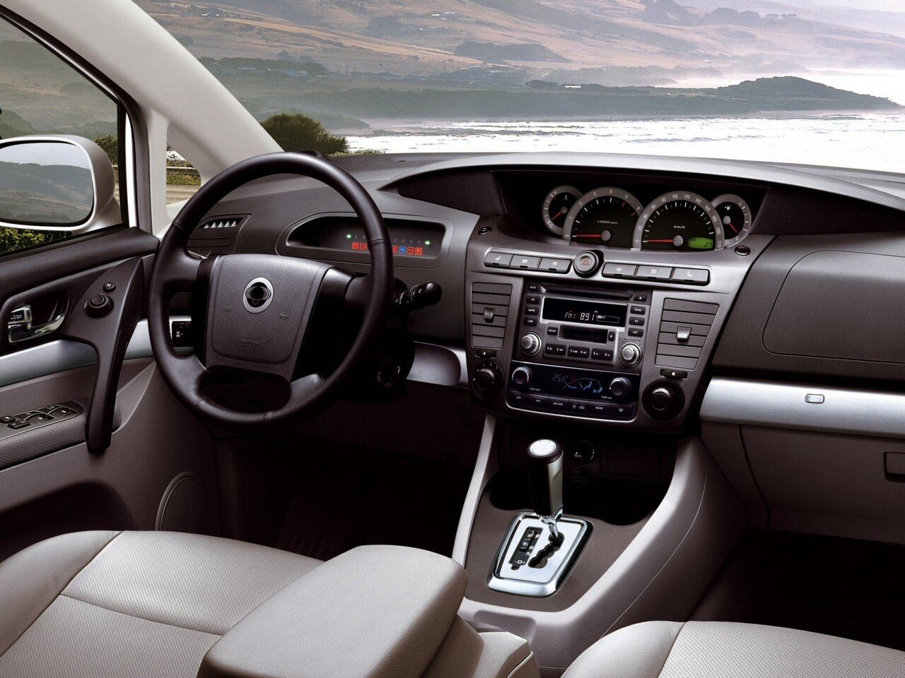 SsangYong Rodius, I Рестайлинг, 2007–2013, Минивэн: Передняя часть салона