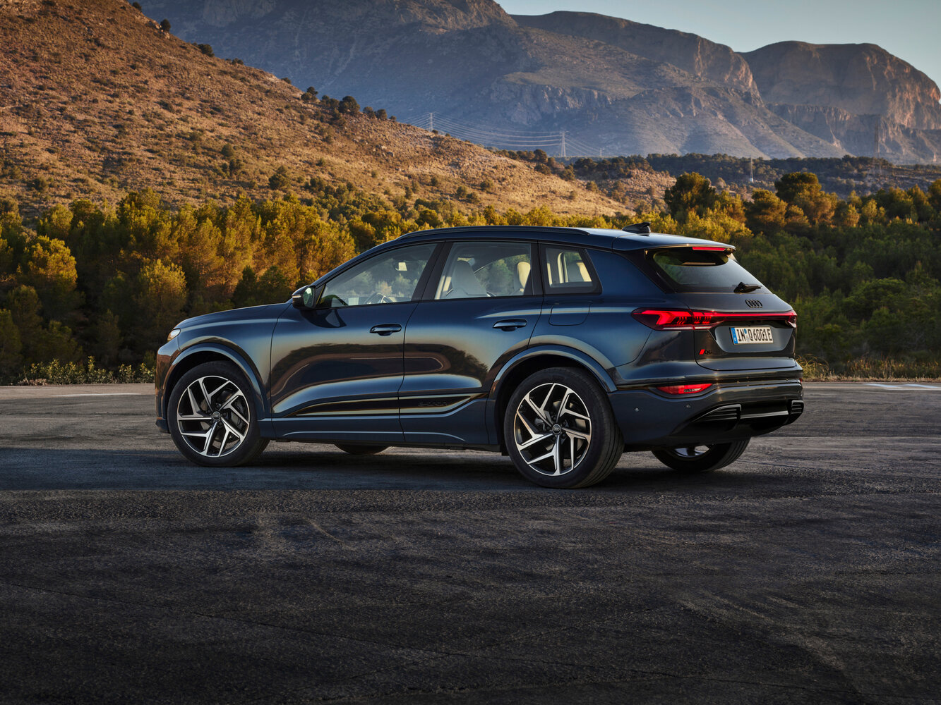 Audi Q6 e-tron, , 2024–2026, Внедорожник 5 дв.: Вид сзади в три четверти