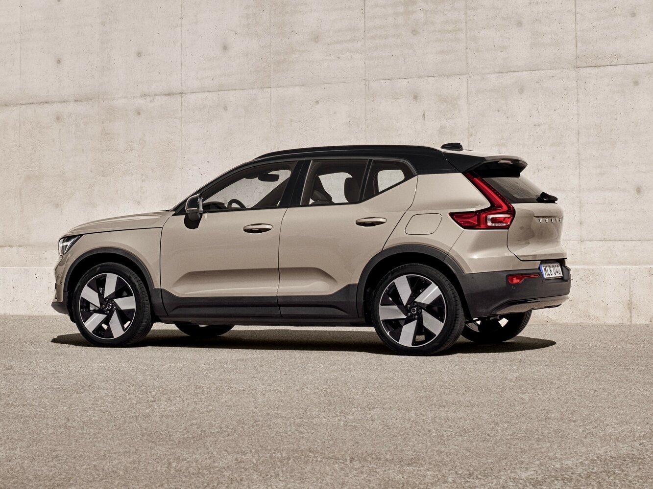 Volvo EX40, , 2024–2026, Внедорожник 5 дв.: Вид сзади в три четверти