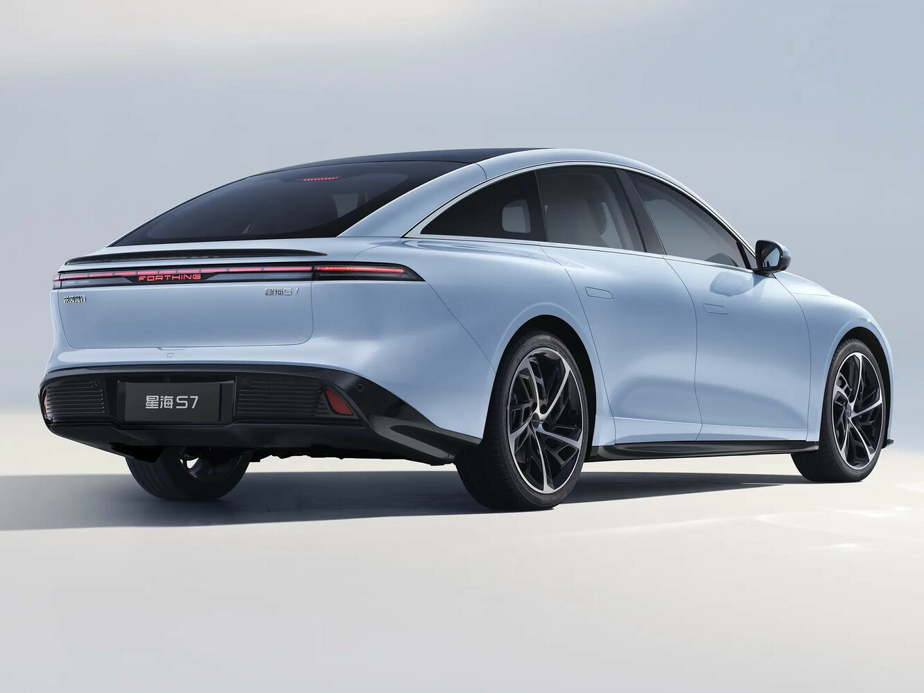Forthing Xinghai S7, , 2024–2026, Лифтбек: Вид сзади в три четверти