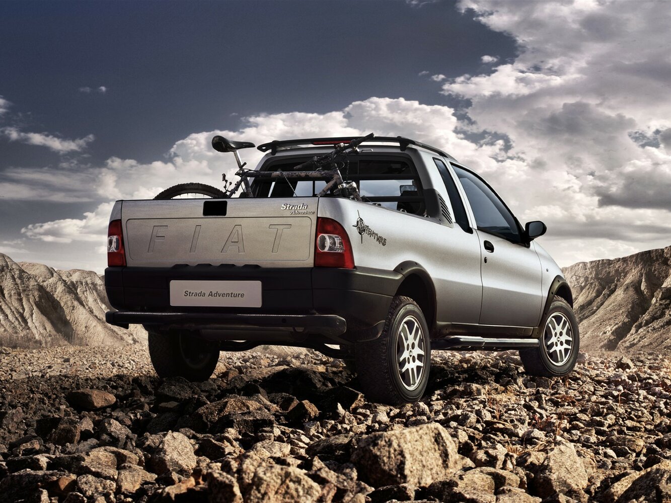 Fiat Strada, I Рестайлинг, 2001–2005, Пикап Одинарная кабина: Вид сзади в три четверти