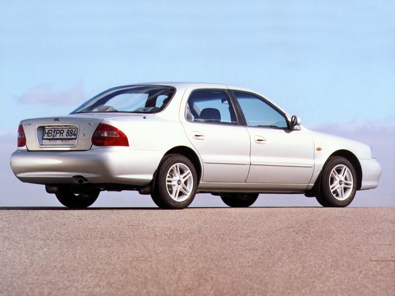 Kia Clarus, II, 1998–2001, Седан: Вид сзади в три четверти