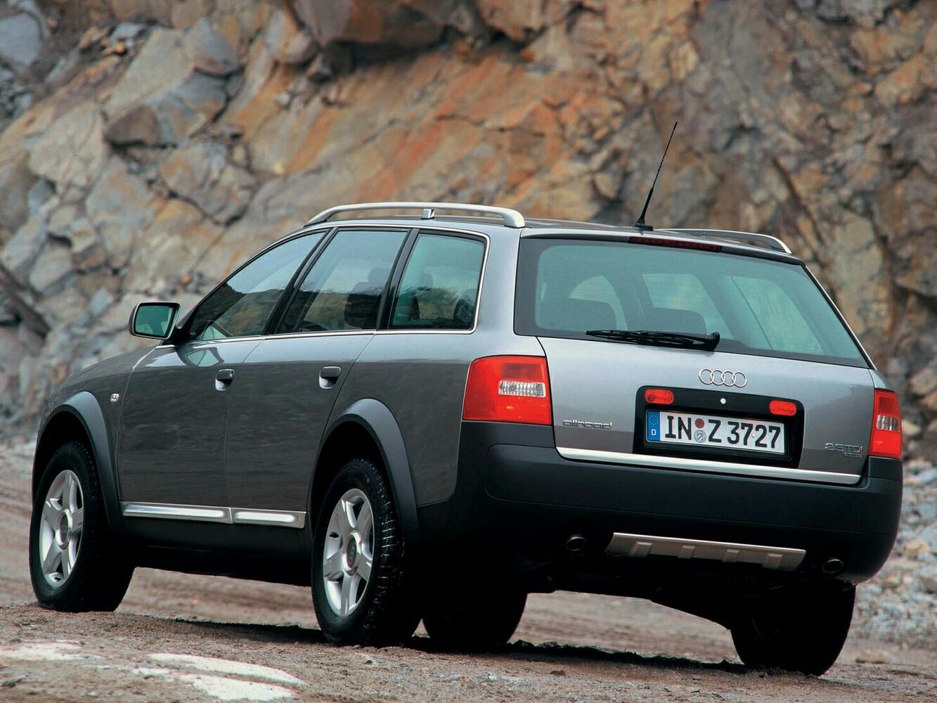 Audi A6 allroad, I (C5), 2000–2006, Универсал 5 дв.: Вид сзади в три четверти