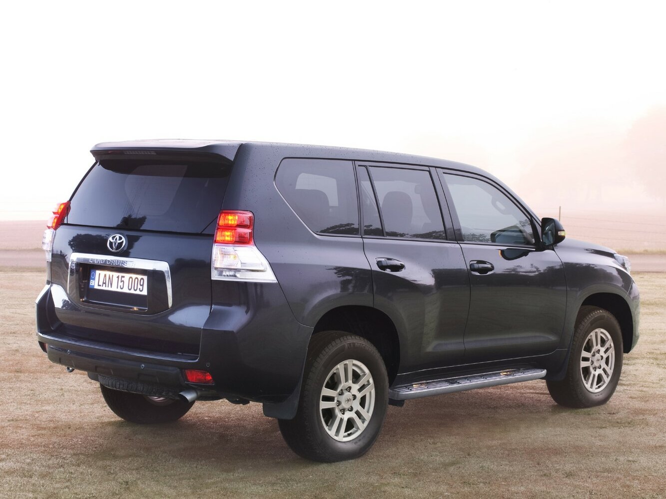 Toyota Land Cruiser Prado, 150 Series, 2009–2013, SUV 5 door: Rear three-quarter view