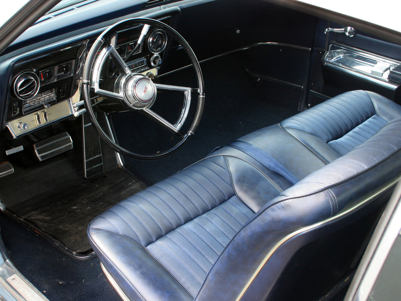 Oldsmobile Toronado, I, 1966–1970, Купе: Передняя часть салона