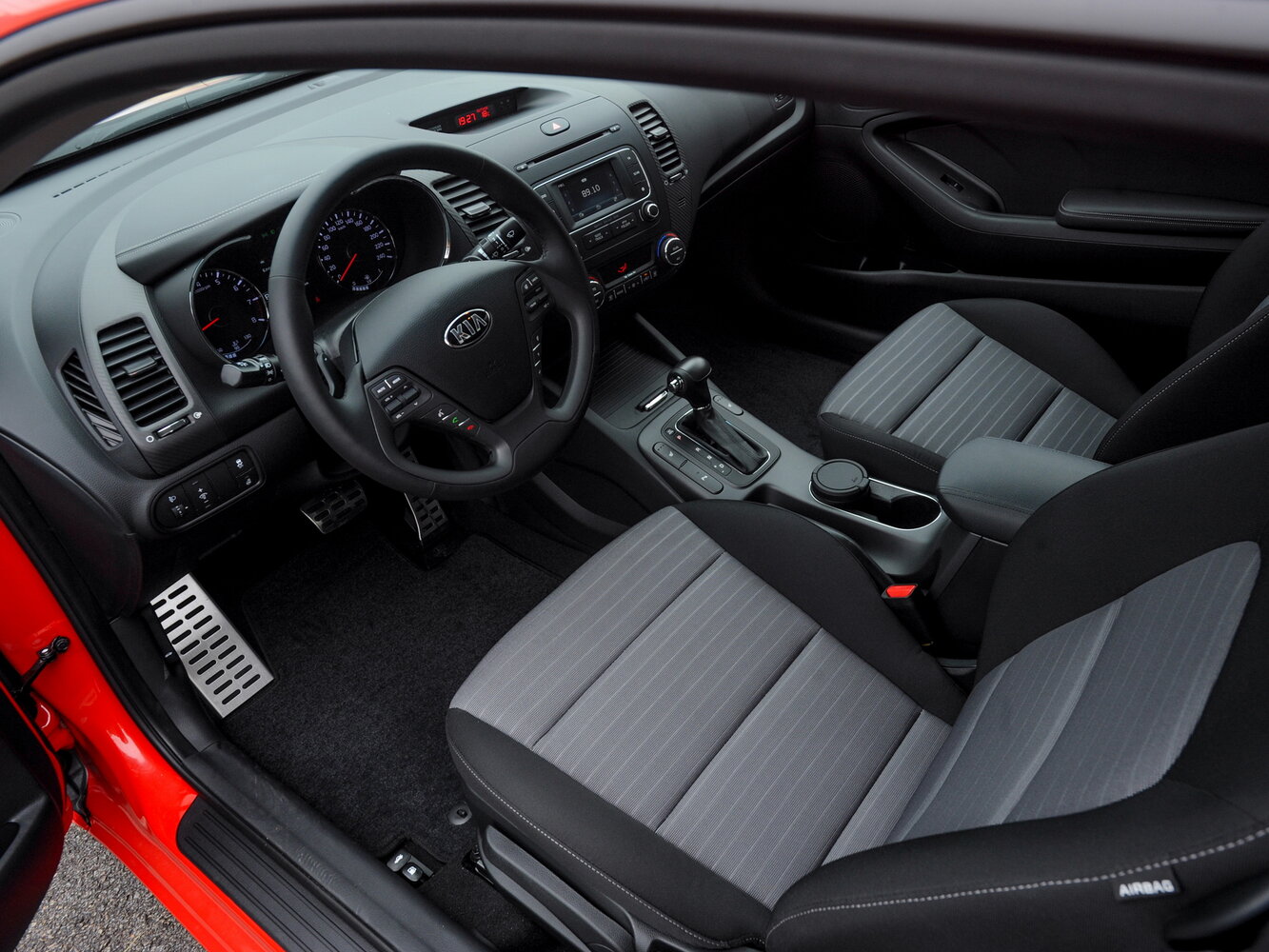 Kia Cerato, III, 2013–2016, Coupe Koup: Front cabin