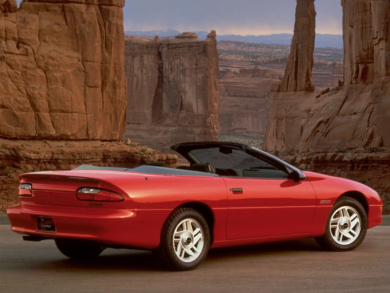 Chevrolet Camaro, IV, 1992–1998, Кабриолет: Вид сзади в три четверти