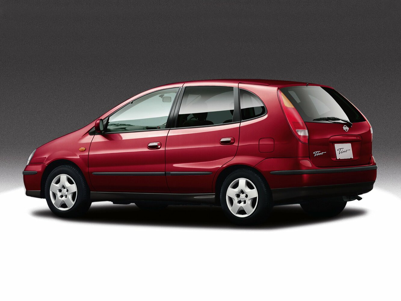 Nissan Tino, , 1998–2003, Compact MPV: Rear three-quarter view