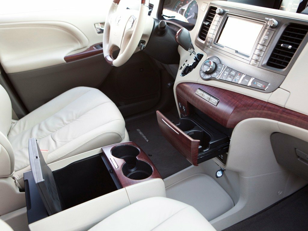 Toyota Sienna, III, 2010–2014, Minivan: Front cabin