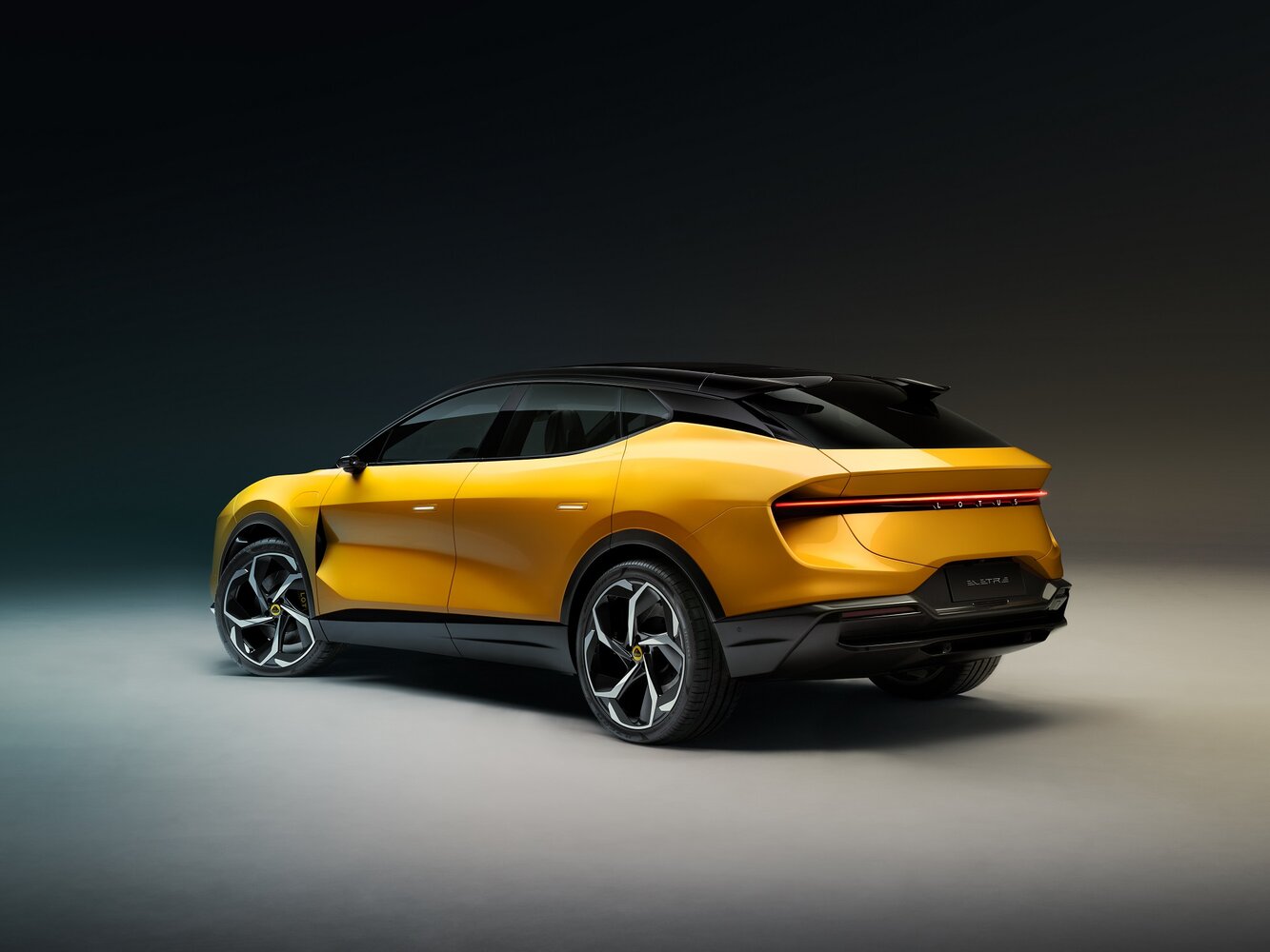 Lotus Eletre, , 2022–2026, Внедорожник 5 дв.: Вид сзади в три четверти