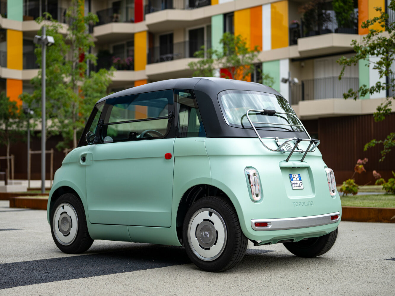 Fiat Topolino, , 2023–2026, Хэтчбек 3 дв.: Вид сзади в три четверти