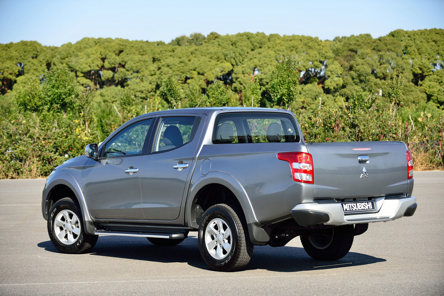Mitsubishi Triton, V, 2015–2018, Пикап Двойная кабина: Вид сзади в три четверти
