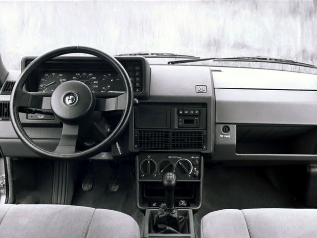 Alfa Romeo 90, , 1984–1987, Седан: Передняя панель