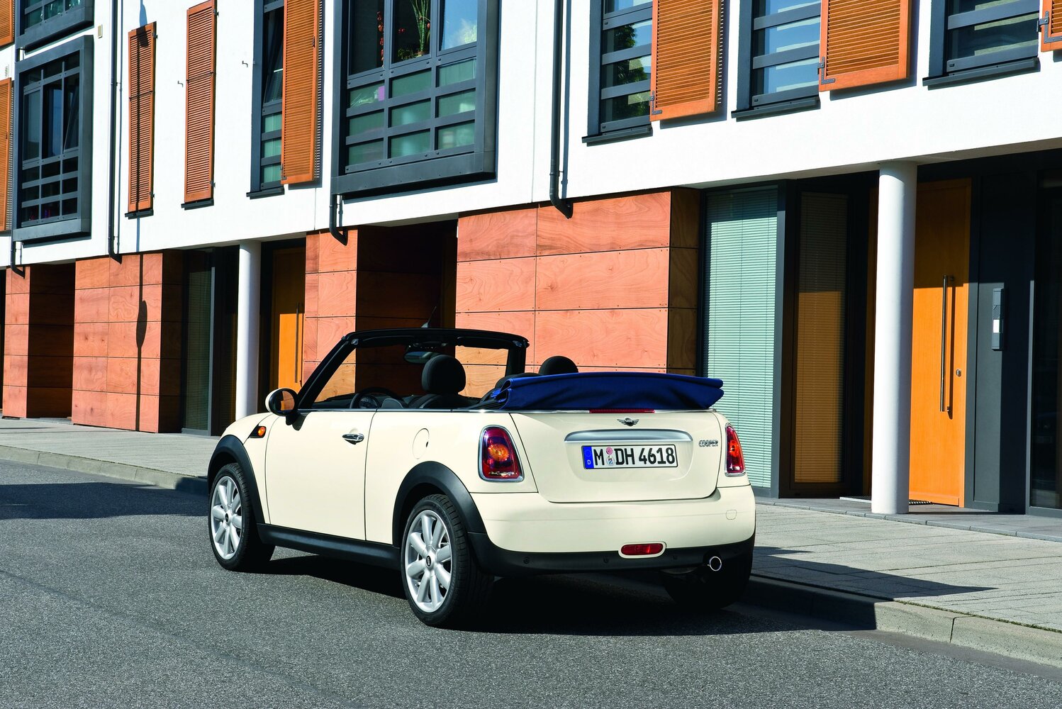 MINI Cabrio, II, 2008–2010, Convertible: Rear three-quarter view