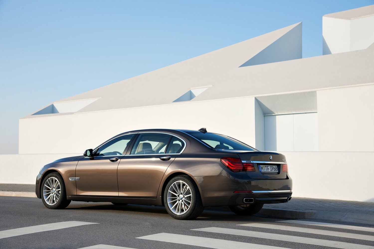 BMW 7 серии, V (F01/F02/F04) facelift, 2012–2015, Sedan Long: Rear three-quarter view