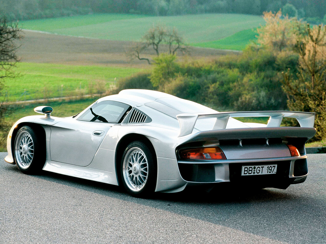 Porsche 911 GT1, 996, 1997–1998, Купе: Вид сзади в три четверти