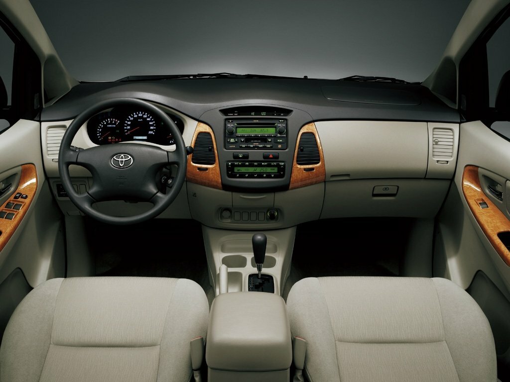 Toyota Innova, I, 2004–2015, Compact MPV: Dashboard
