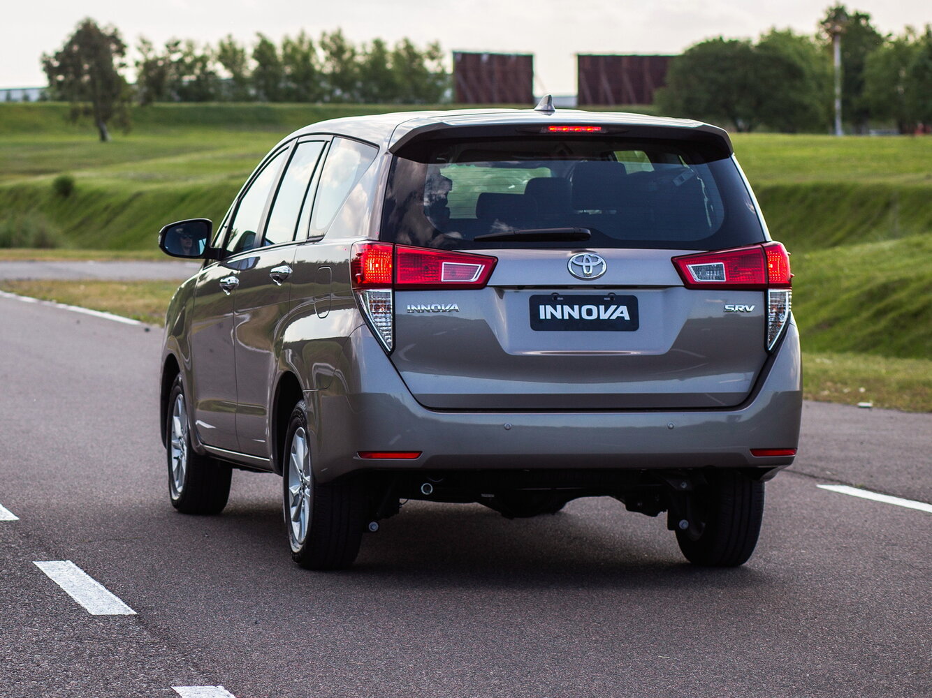 Toyota Innova, II, 2015–2026, Compact MPV: Rear three-quarter view