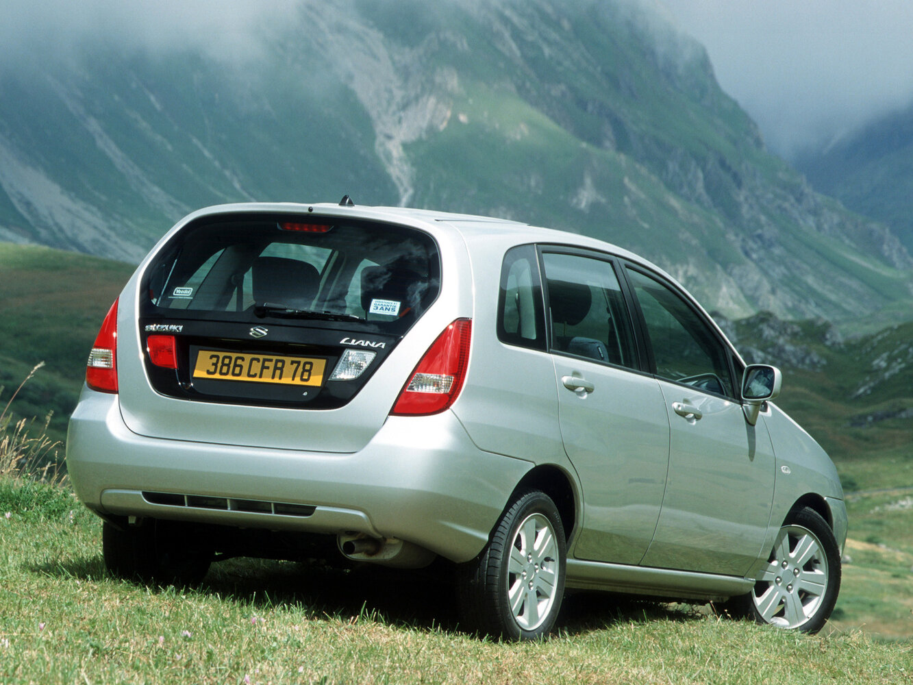 Suzuki Liana, I, 2001–2006, Универсал 5 дв.: Вид сзади в три четверти