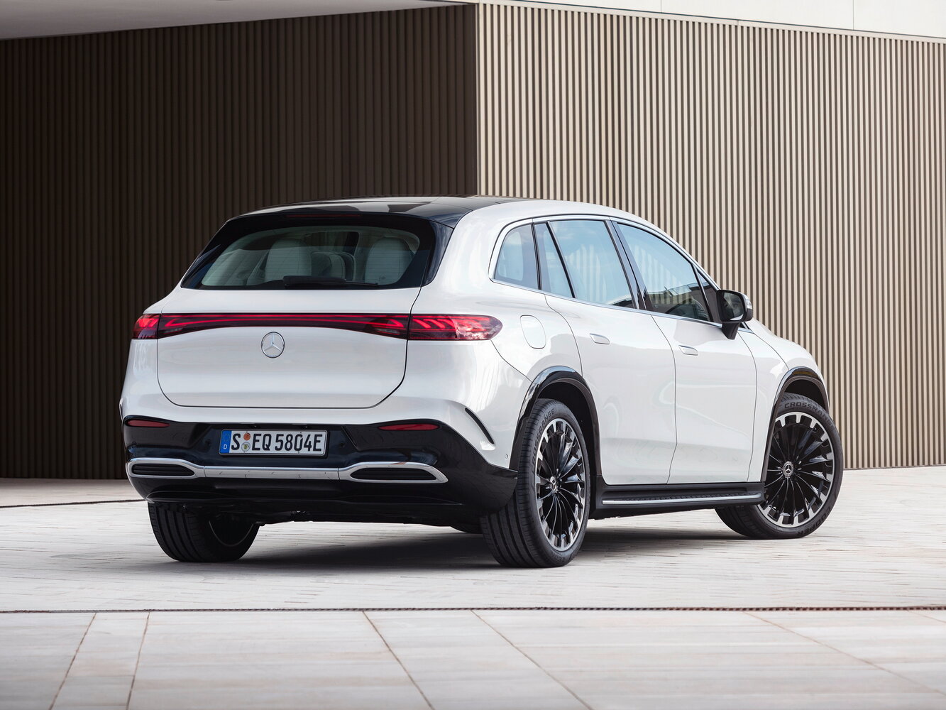 Mercedes-Benz EQS SUV, , 2022–2026, Внедорожник 5 дв.: Вид сзади в три четверти
