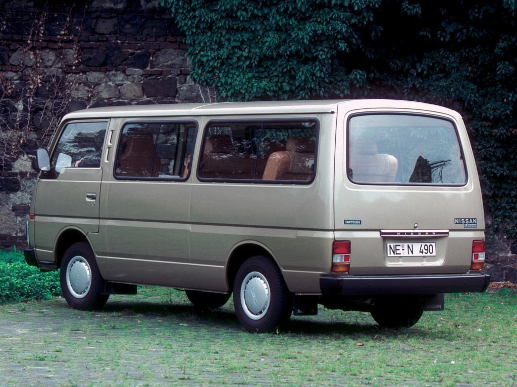 Datsun Urvan, E23, 1982–1988, Минивэн: Вид сзади в три четверти
