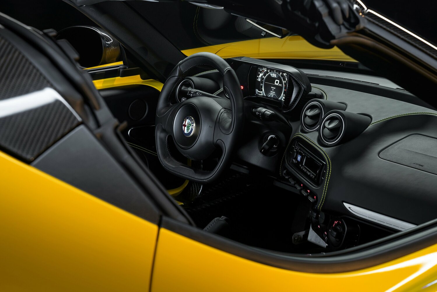 Alfa Romeo 4C, , 2013–2020, Тарга Spyder: Передняя часть салона