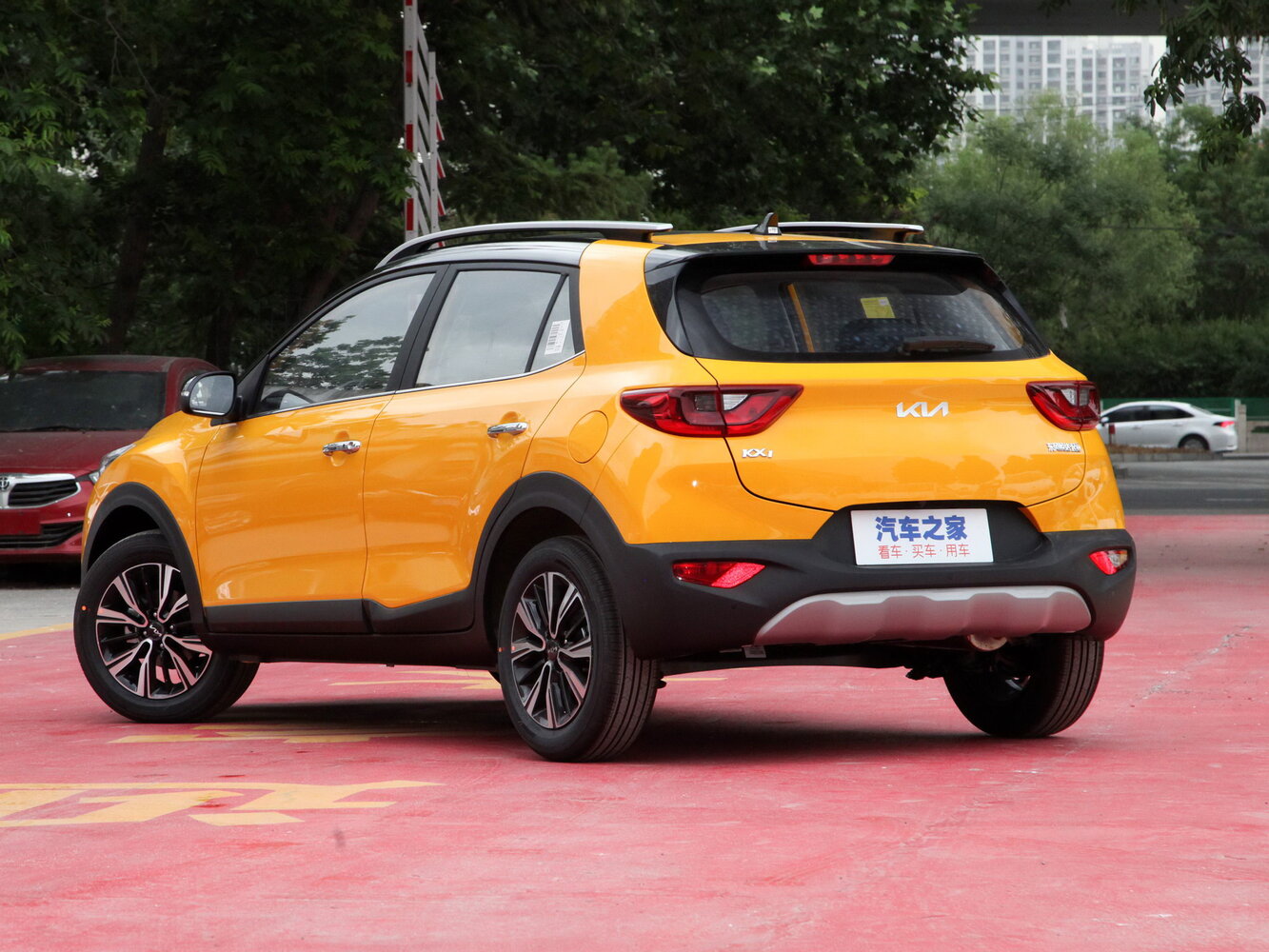 Kia KX1, , 2018–2026, Внедорожник 5 дв.: Вид сзади в три четверти