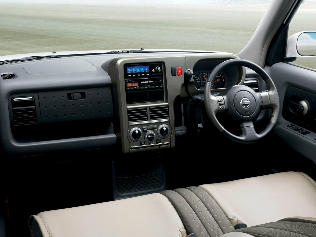 Nissan Cube, II (Z11), 2002–2008, Compact MPV: Front cabin