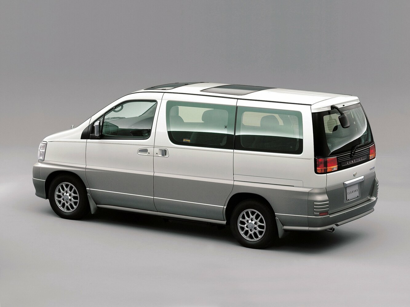 Nissan Elgrand, I (E50), 1997–2002, Minivan Caravan Elgrand: Rear three-quarter view