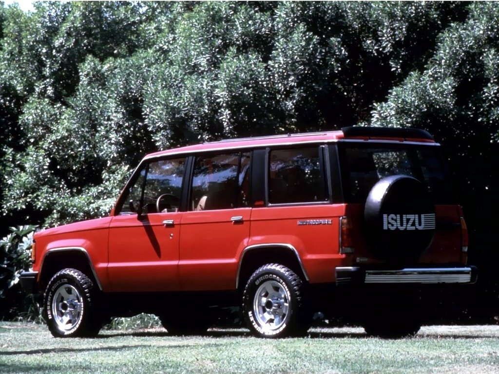 Isuzu Trooper, I, 1981–1992, SUV 5 door: Rear three-quarter view