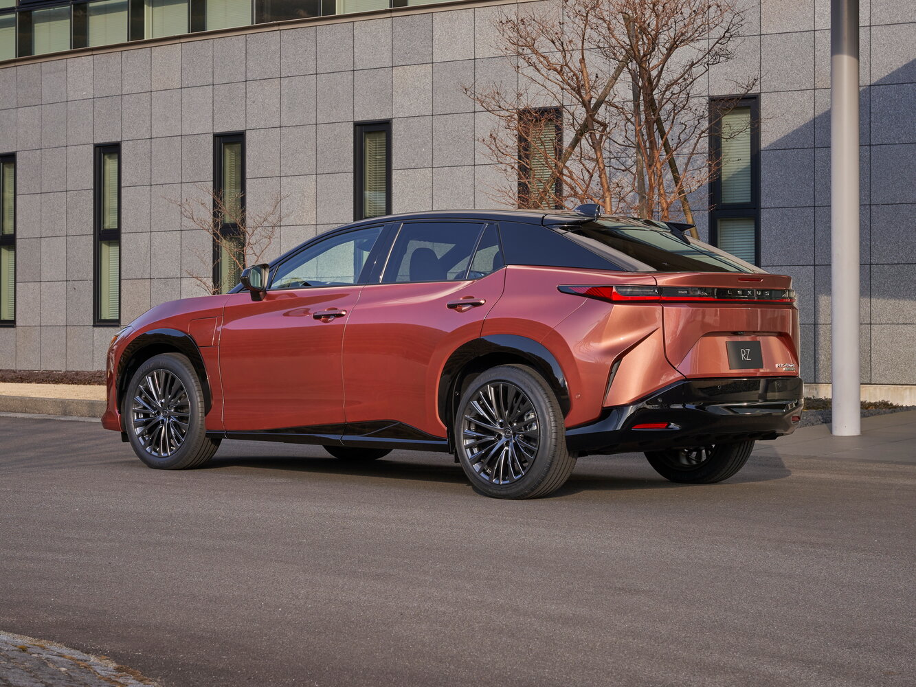 Lexus RZ, , 2022–2026, Внедорожник 5 дв.: Вид сзади в три четверти