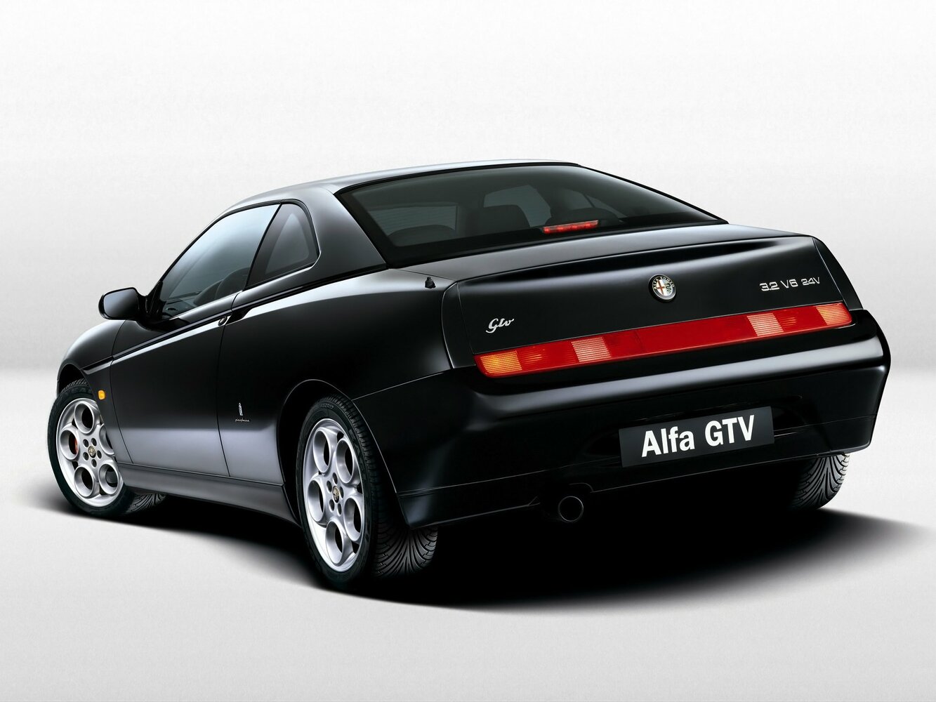Alfa Romeo GTV, , 1995–2006, Купе: Вид сзади в три четверти