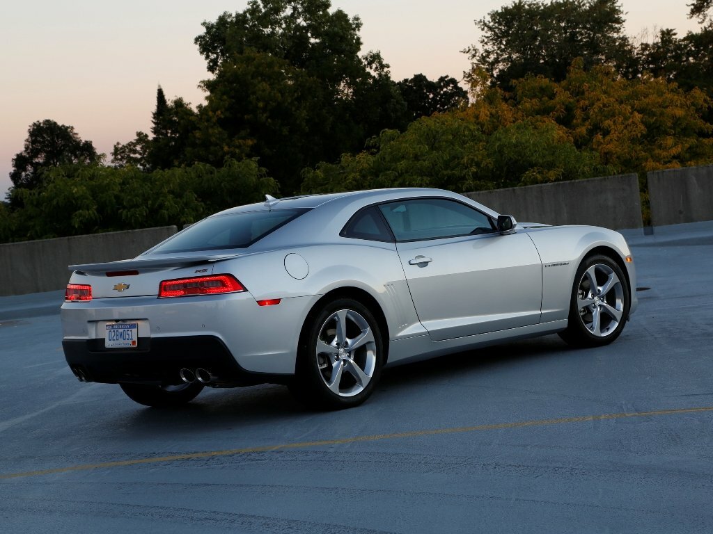 Chevrolet Camaro, V Рестайлинг, 2013–2015, Купе: Вид сзади в три четверти